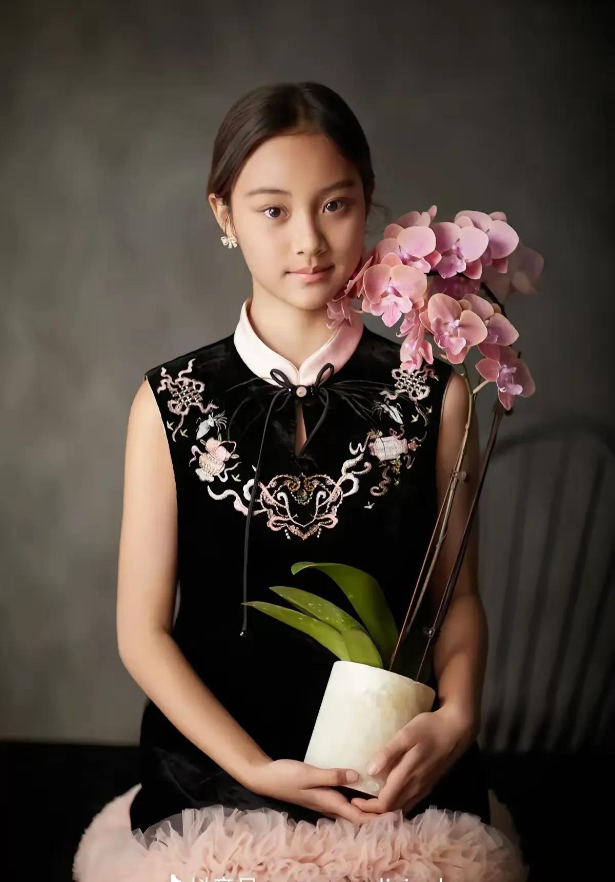 长大后的甜馨竟然这么美丽，端庄大方，气质好，和李湘的女儿王诗龄一样都走淑女路线，