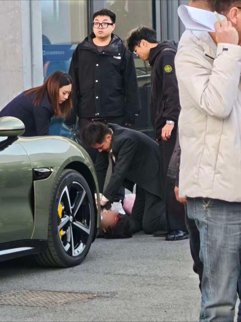 突发！杭州小米交付中心发生车祸！12月15日下午，杭州小米下沙交付中心突发一起车