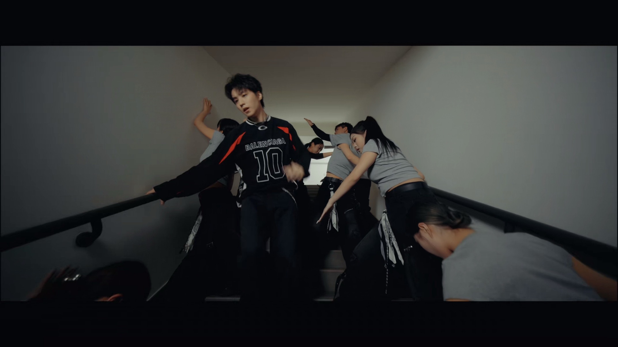 王俊凯专辑新歌疑疑疑练习室performance这段我小学三年级致敬过，之后就告