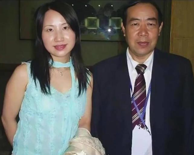 1996年，44岁的贾平凹，娶27岁的护士郭梅为妻。婚后，他问妻子：“我每周可不