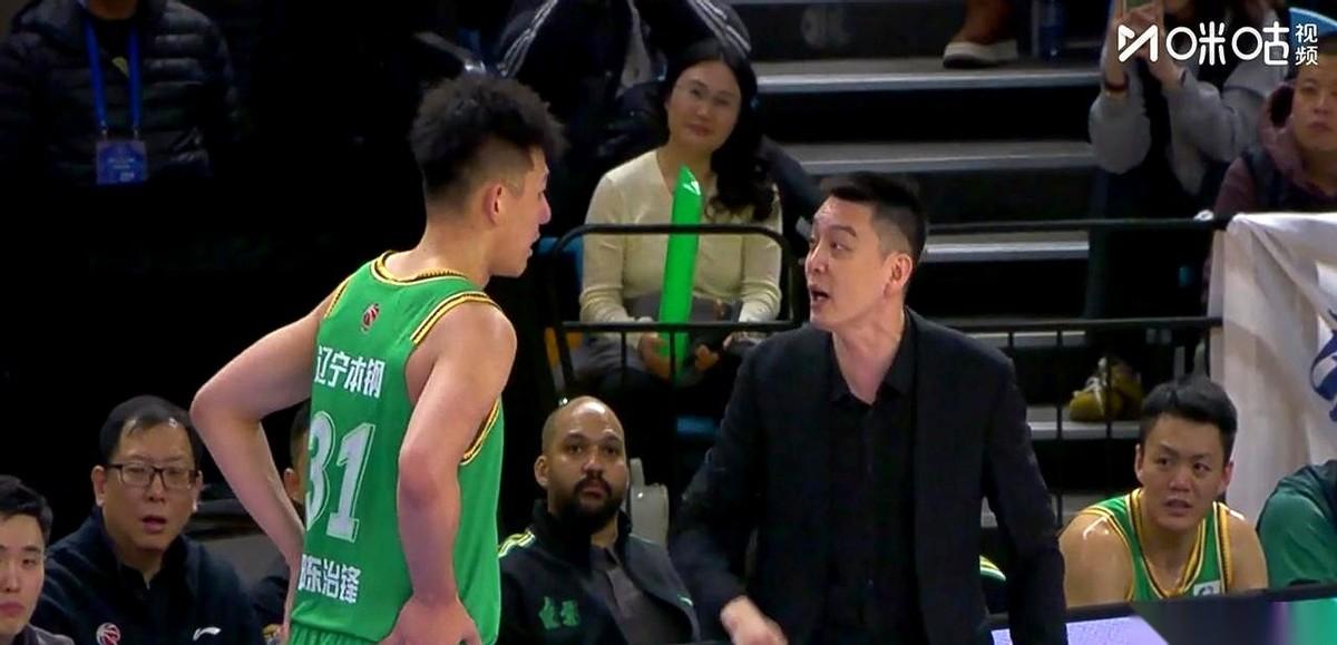 输了。
就因为第一节那个失误，杨鸣冲着张陈治锋一顿咆哮，然后，DNP。死死摁在板