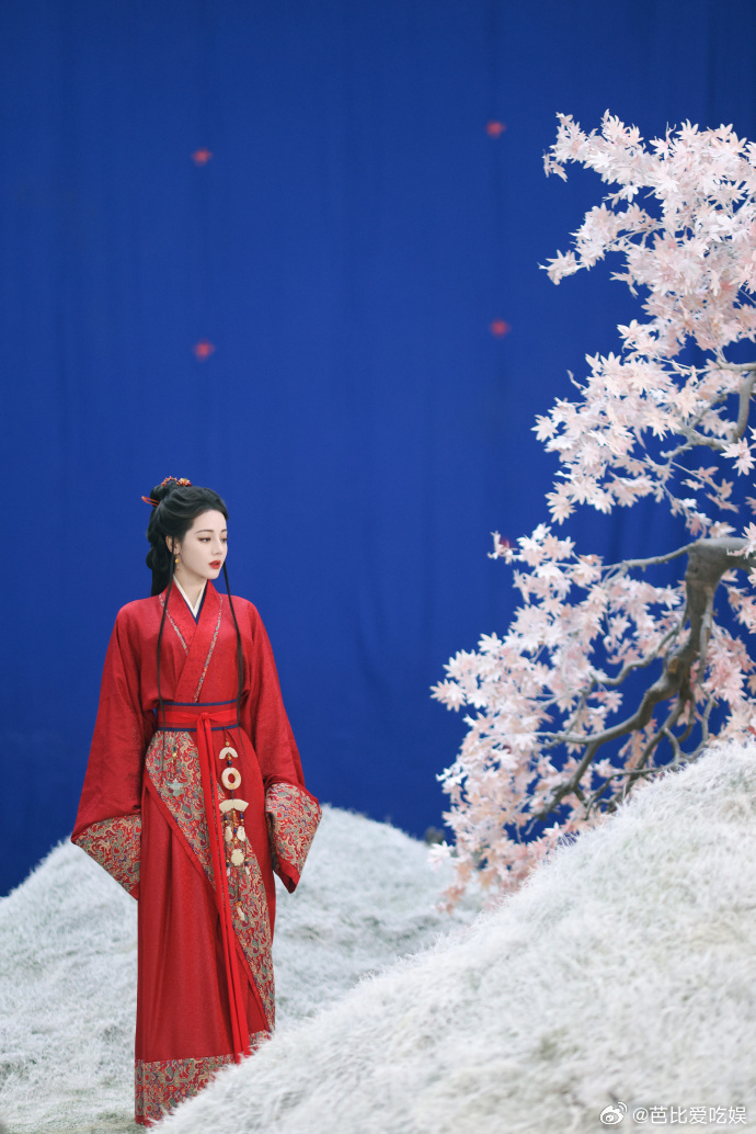 难怪贺思慕不爱上班贺思慕的双身份也太好磕了✨白天乖巧人间少女，晚上红衣霸气鬼王，