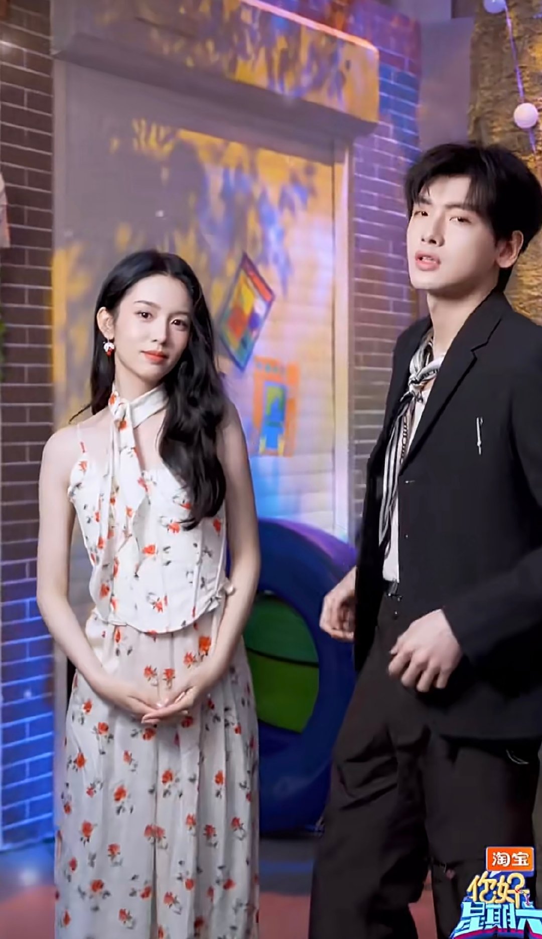 周也翟潇闻cha了浴室摇转场 周也翟潇闻浴室摇转场太惊艳，双人同框颜值在线，默契