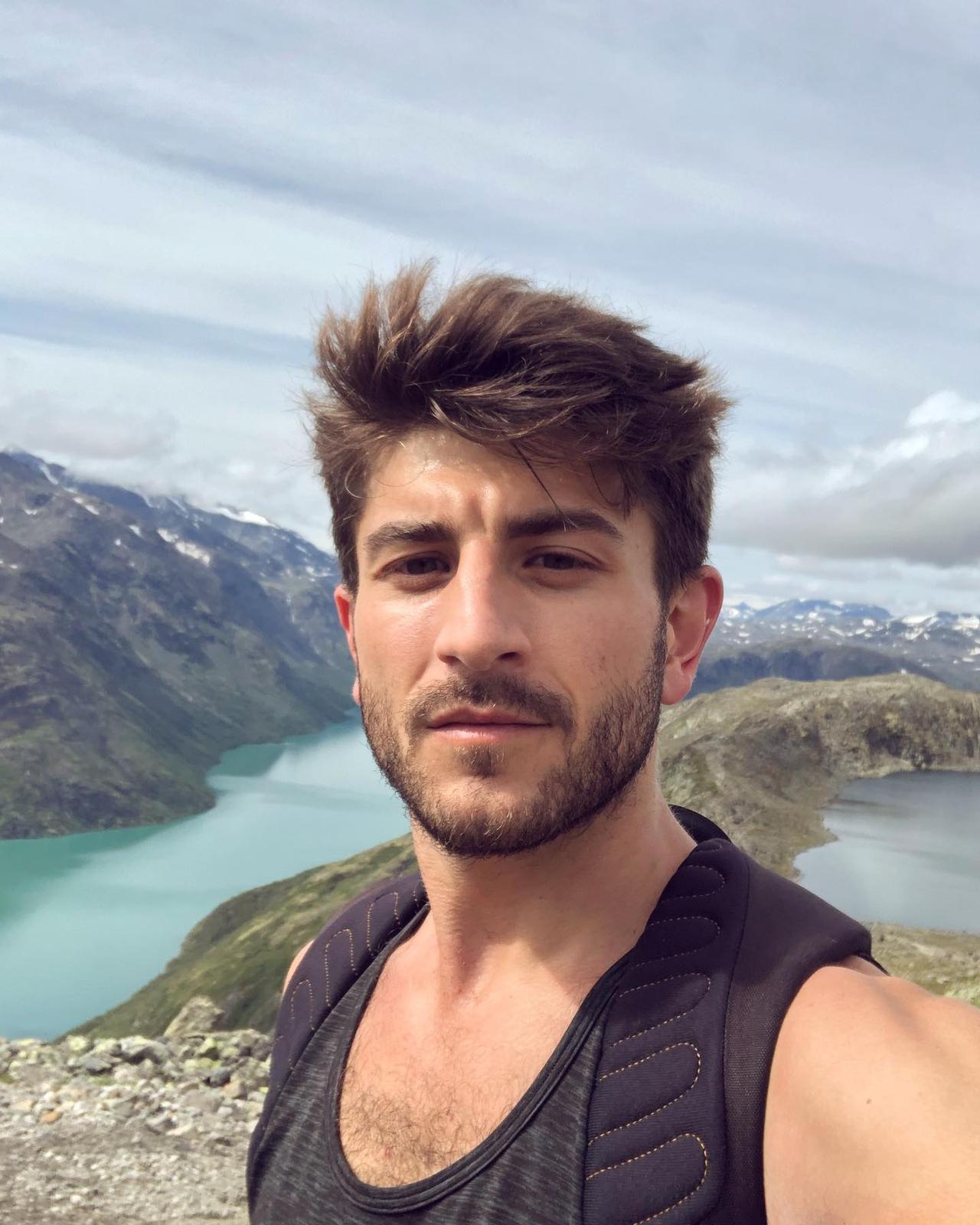 Joey Christmas Capuana（乔伊·克里斯麦斯·卡普阿纳）很帅的