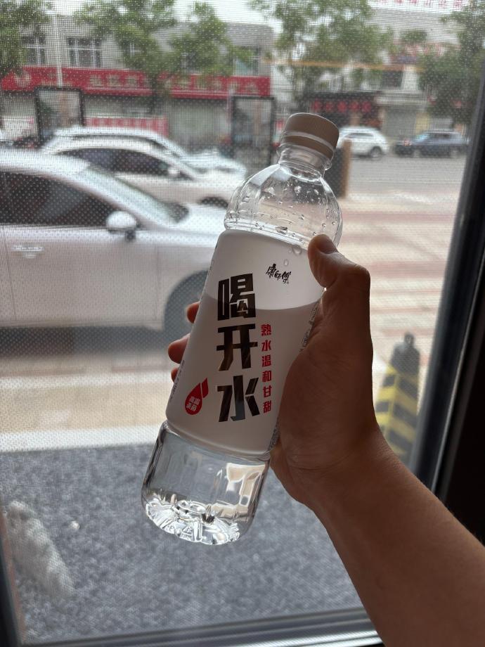 只喝水不喝饮料的朋友看完《问心2》果断戒掉各类饮料，剧中医生建议常备康师傅喝开水