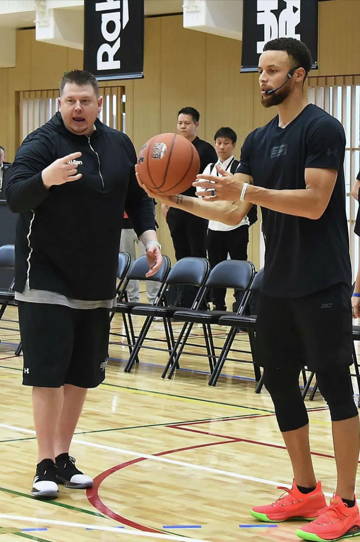 高度评价！库里的教练称，斯蒂芬·库里是NBA历史上技术最精湛的球员。估计大伙儿也