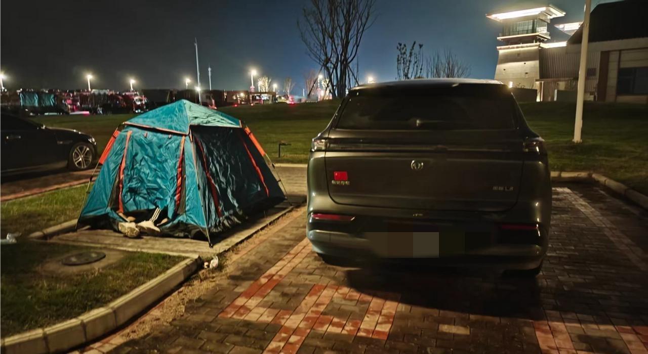 看到很多人不理解露营和床车旅行，说“辛苦”“不如住酒店”，我想说——朋友，你或许