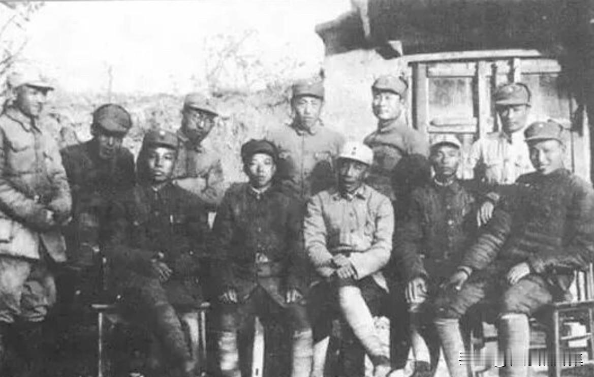 【开国功臣图片故事209】
1941年春，115师司令部、政治部部分处以上干部在