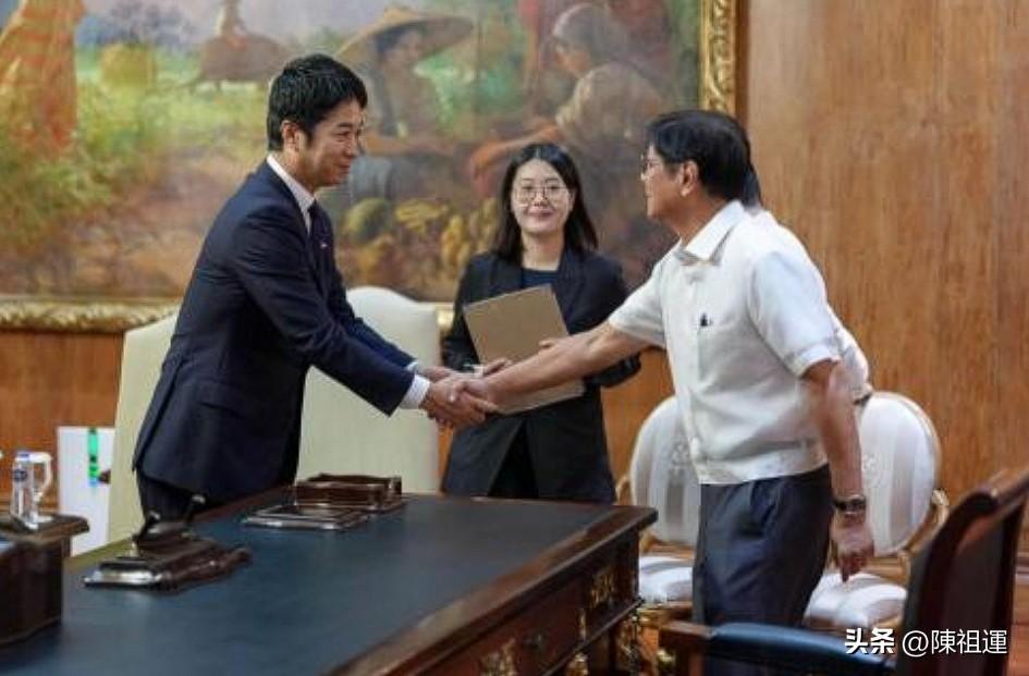 一边南海频频挑衅中国，一边主动亲近日本右翼，菲律宾打的什么算盘？
 
  近期出