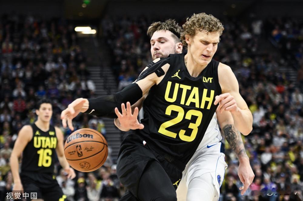 [NBA]克拉克森生涯首次三双 爵士轻取独行侠
北京时间1月2日，NBA常规赛继