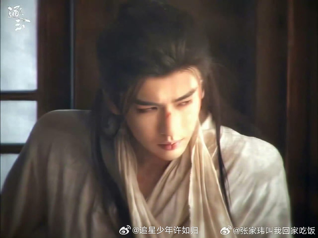 张凌赫谢征这张脸 温润和锋芒在他脸上能共存，张凌赫看人的时候眼底有光，转身的时候