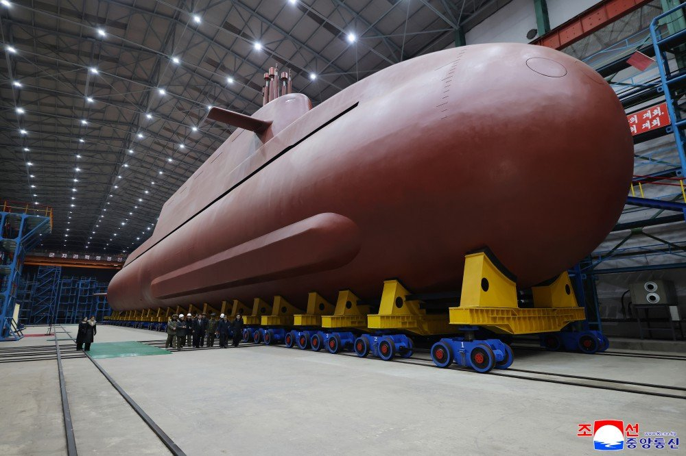 将军家的8700核动力战略导弹核潜艇(SSBN)，由于尺寸有限，只能在指挥塔围壳