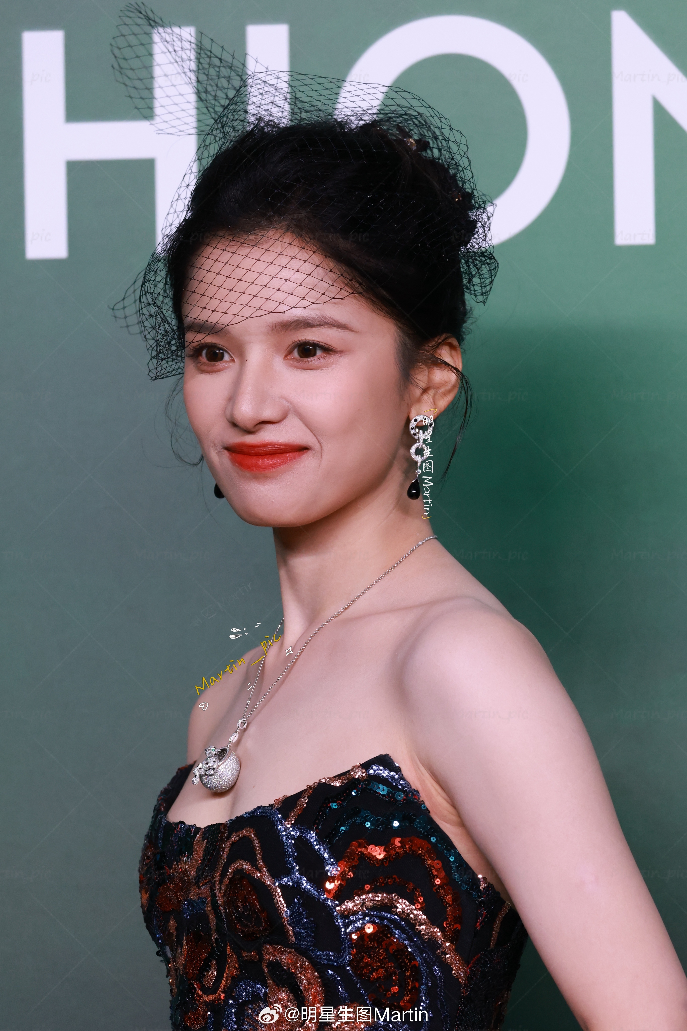 张婧仪[超话] 张婧仪Vogue盛典红毯生图复古名伶张婧仪，把这么华丽的礼服撑起