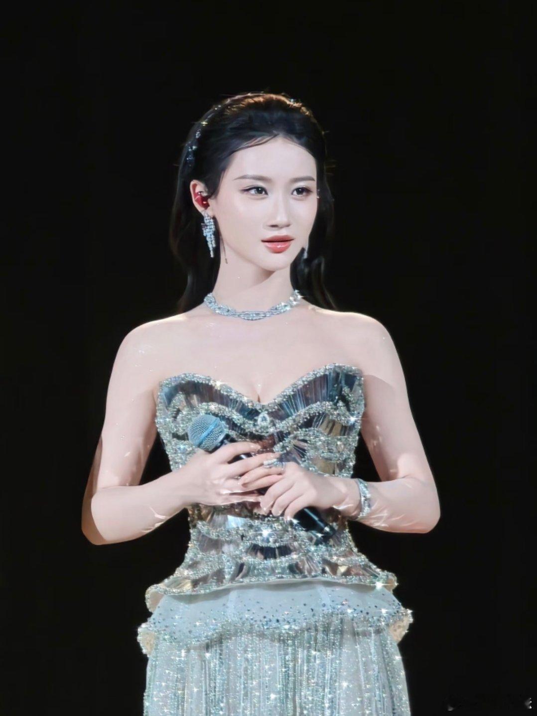 何宣林出浪完全大升咖何宣林初舞台就被淘汰了，但是感谢今年直播，虽然被骂了，但是曝