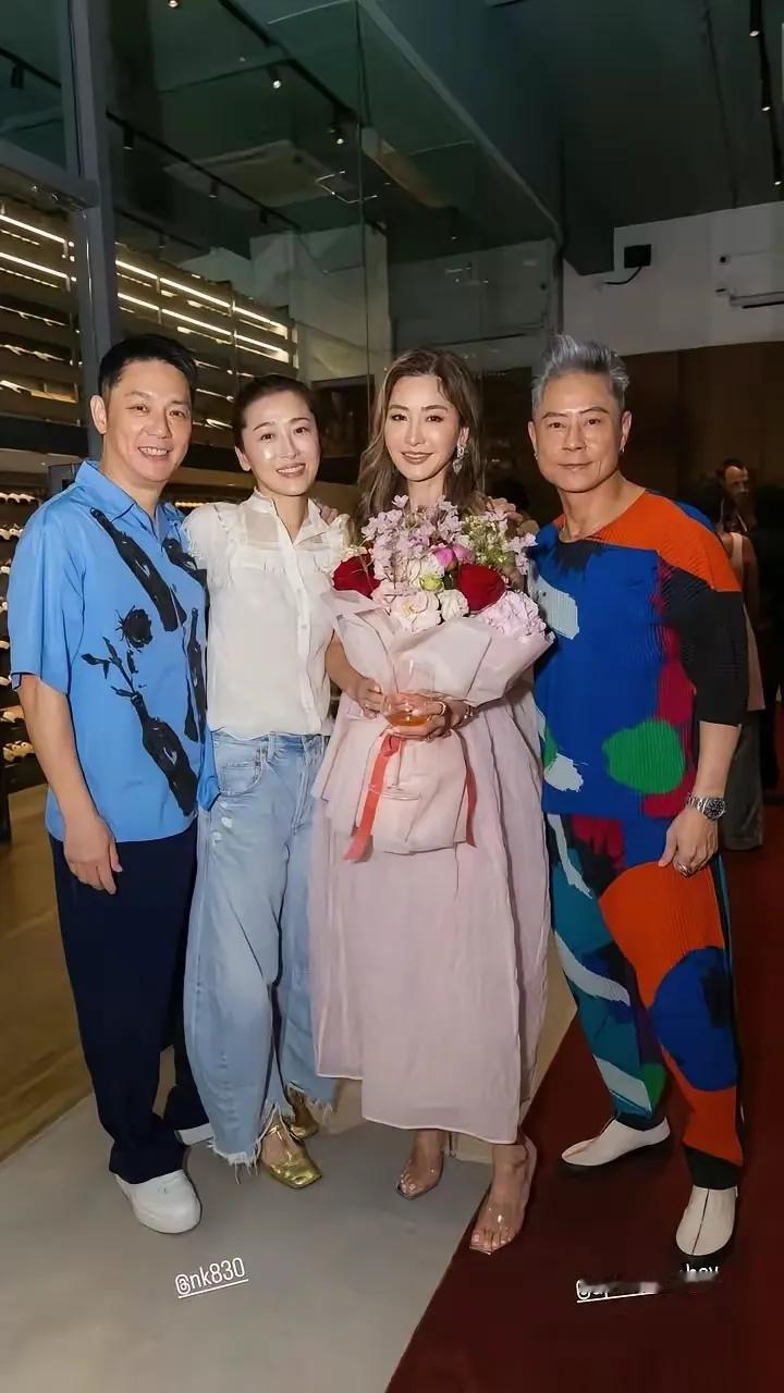 傅浤鸣演了很多硬汉角色，如今开始混港圈了，跟着妻子周励淇出席很多场合，一身精心装