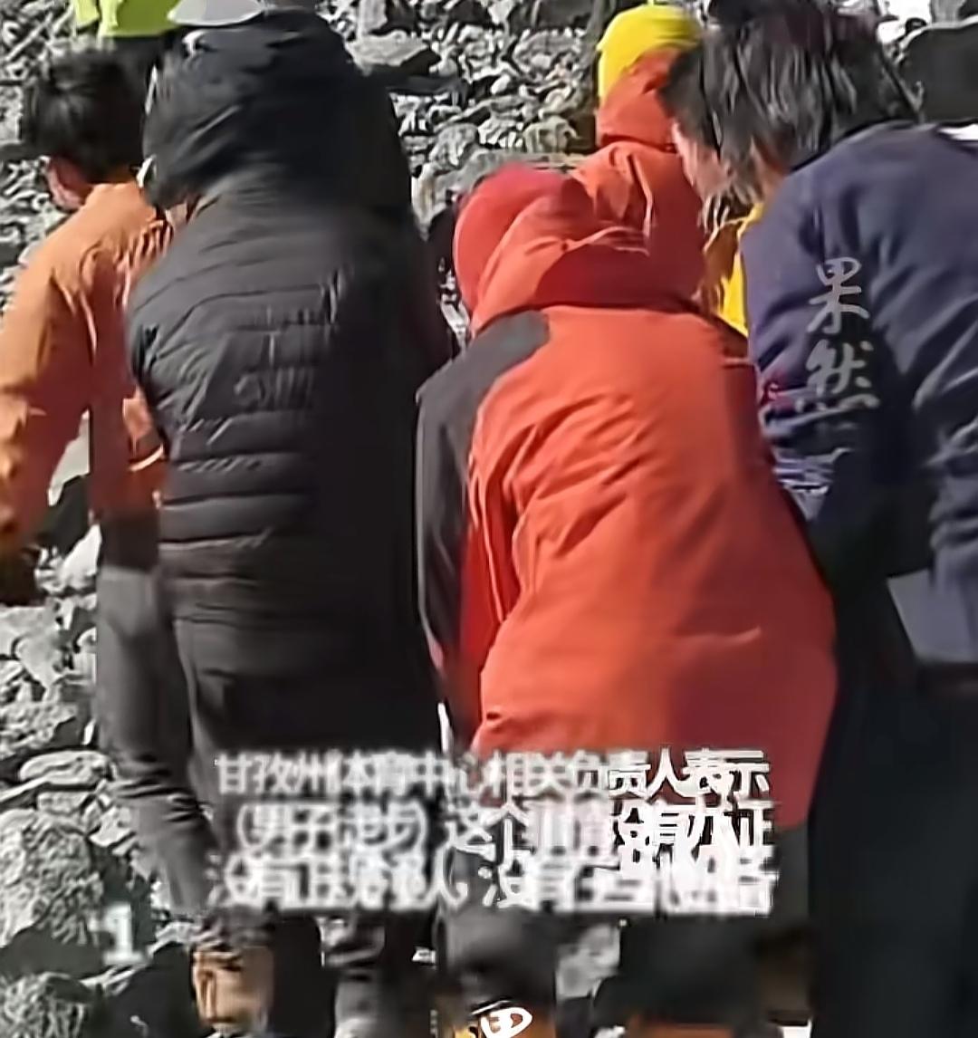 哎……父母得哭死呀！
23岁的研宄生′独自一人徒步川西。
在海拔4000多米的田