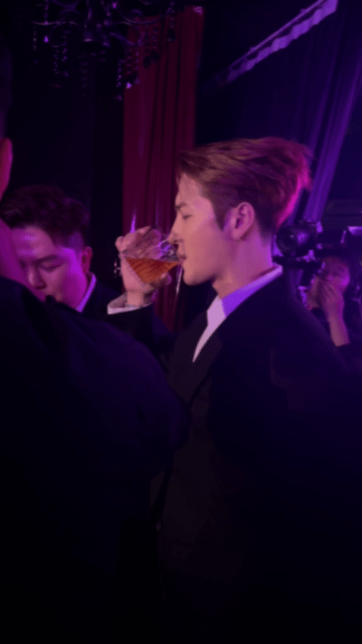 被王嘉尔敬酒是种什么体验 也是和王嘉尔喝过酒了 王嘉尔品牌活动造型封神！西装搭配