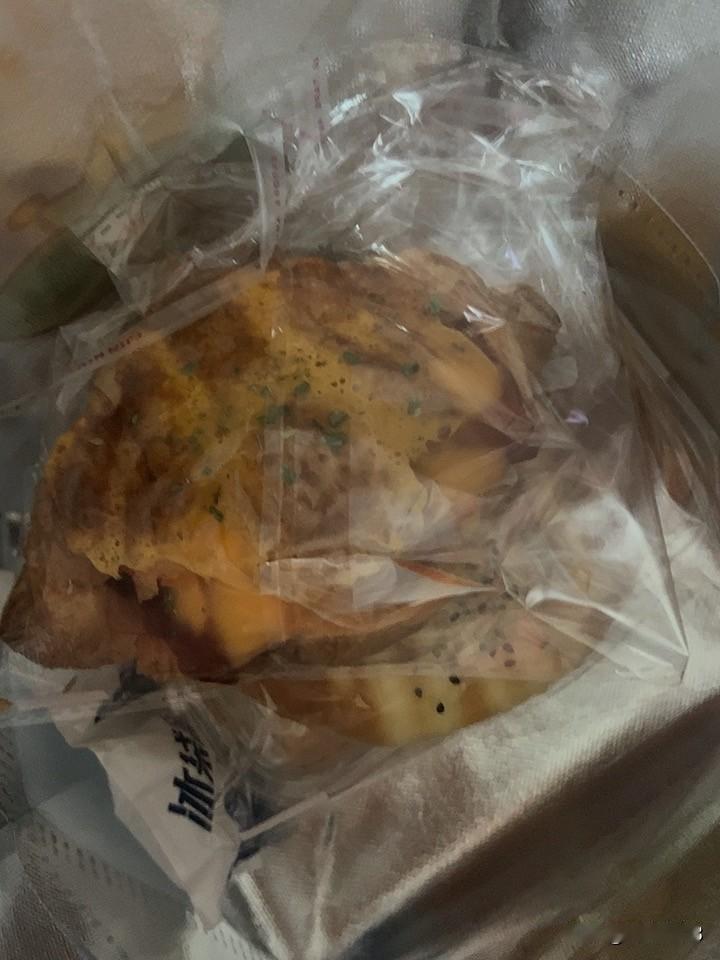 大环境不好，
你看我这点面包你猜猜多少钱！
现在过生日根本不敢买蛋糕了，
就拿6