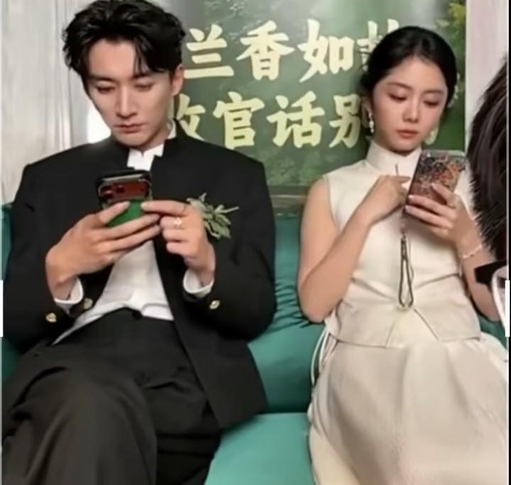 十分钟直播，疲惫被读成冷淡，这场避嫌争议到底在争什么。
一场临时加进来的收官直播