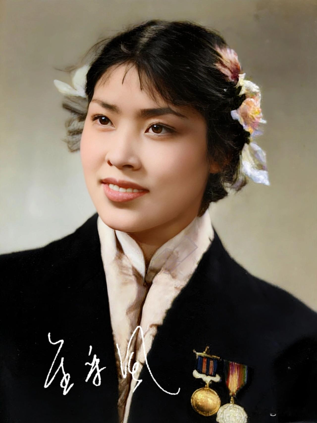 她是著名的越剧表演艺术家，创立了刚柔相济、韵味醇厚的“金派”艺术流派。她塑造的《