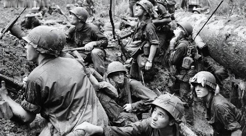 1951年，朝鲜战场上，一个志愿军小战士，不幸被美国大兵抓住，他背着大刀，满脸污