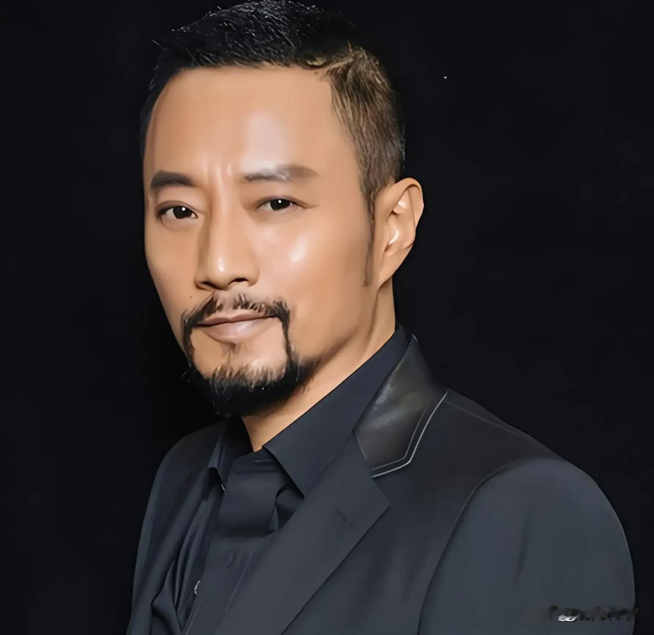 张涵予和许多影帝不同，“大器晚成”的他是个半路出家的演员，虽然同电影很早就结缘，