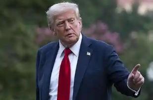 特朗普本来都把桌子掀了，但是过了一会又把桌子给扶好了，因为他发现现在掀桌子不是时