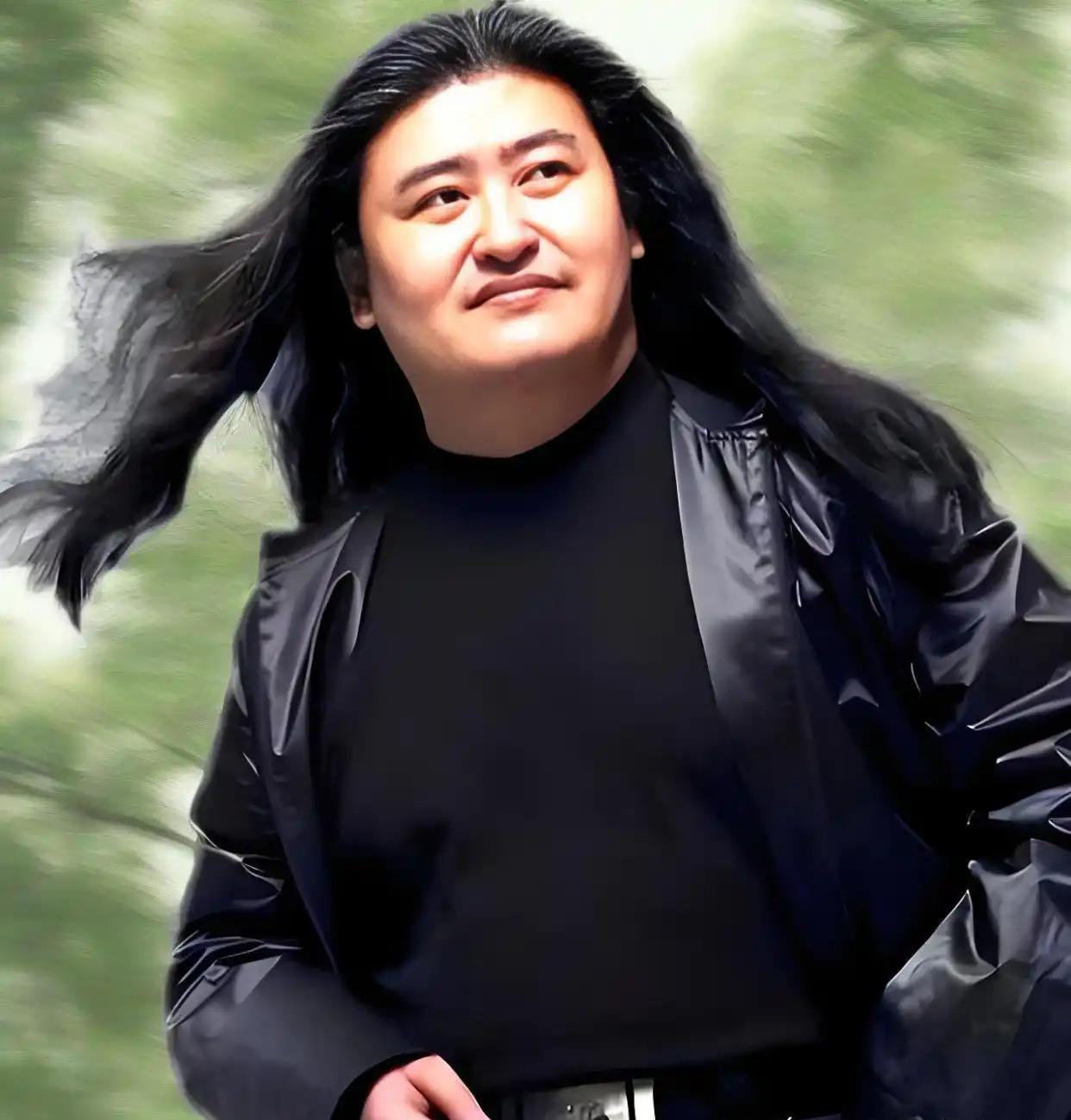 还有90年的亚运会主题曲《亚洲雄风》，这首歌更让刘欢老师声名如日中天；有幸在八仙