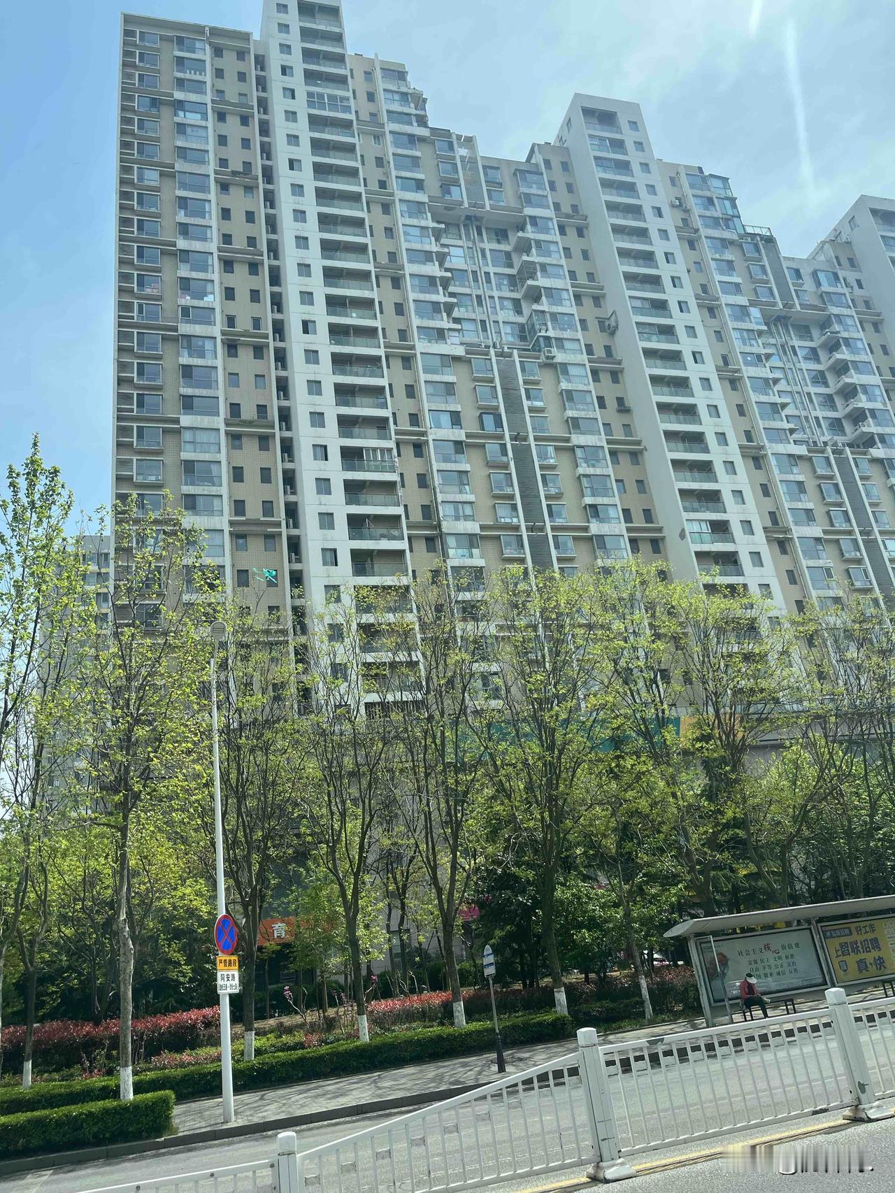 鲁信长春花园，浮山新区板块，一个数得着的大型社区。

这个小区，从叠拼别墅、洋房