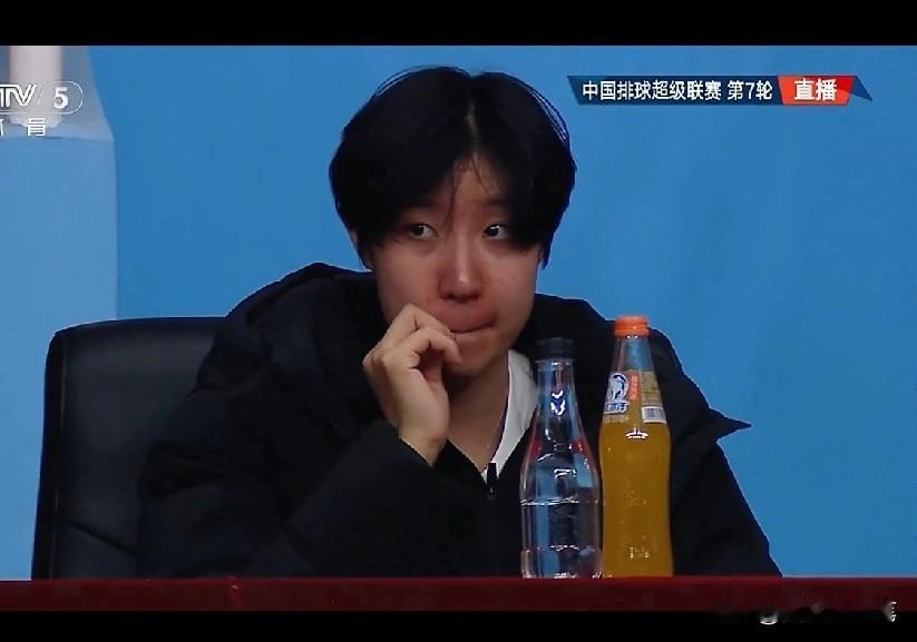 受伤的董禹含也来现场看北京女排比赛了[大笑]
瞧，看台上的董禹含用手支着脸，一边