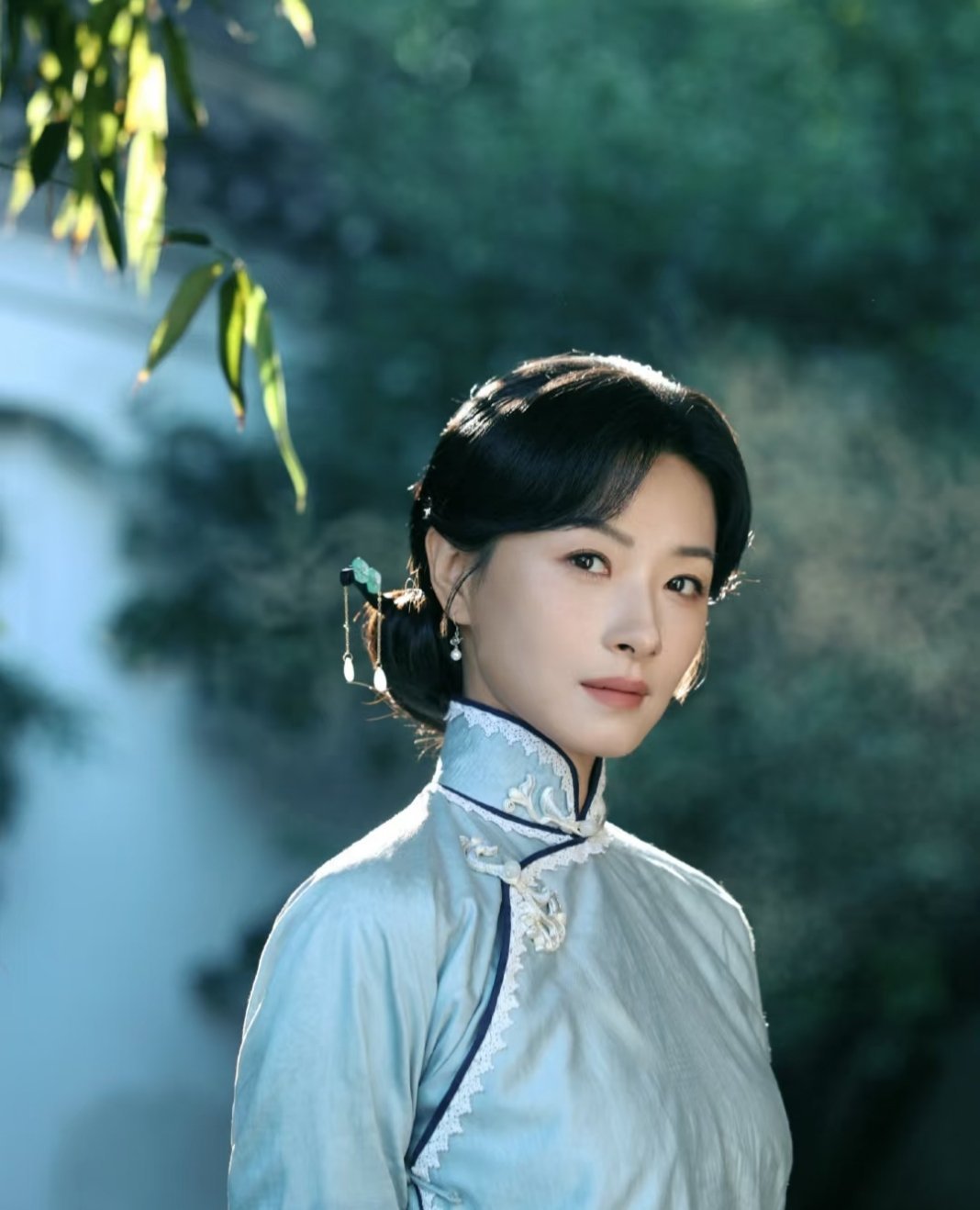 万茜的美不是那种惊艳，而是一种油然而生的自然美。 