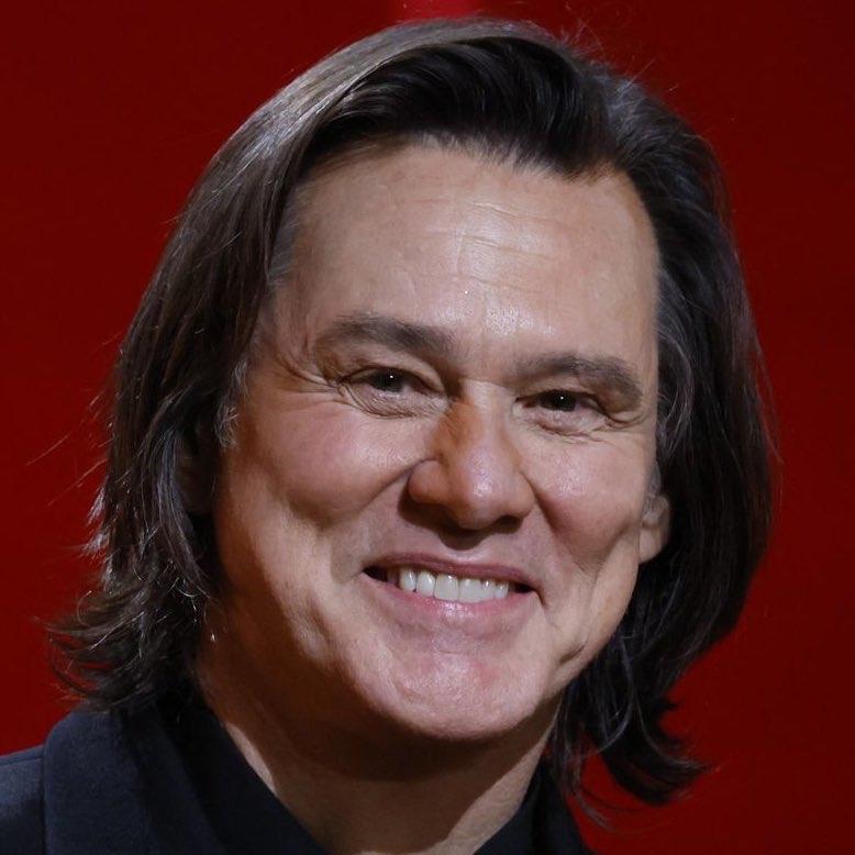 当地时间2月27日，加拿大裔美国演员金·凯瑞在第51届法国凯撒奖颁奖典礼上荣膺荣