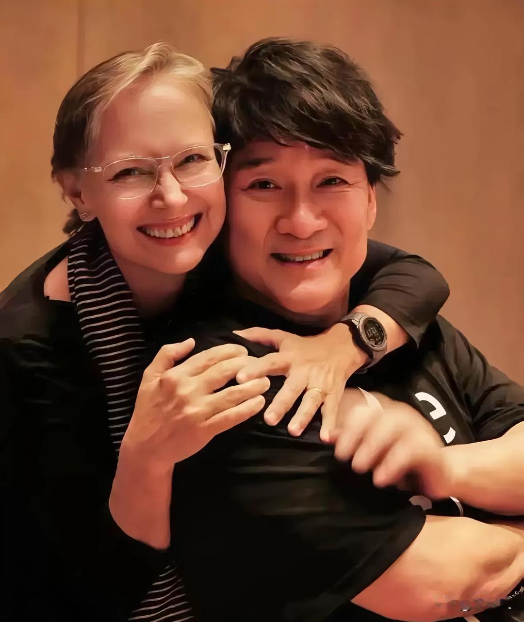 被人嘲笑老的像母子，周华健却宠了她37年。只因周华健还是穷小子，两人就相爱万分。