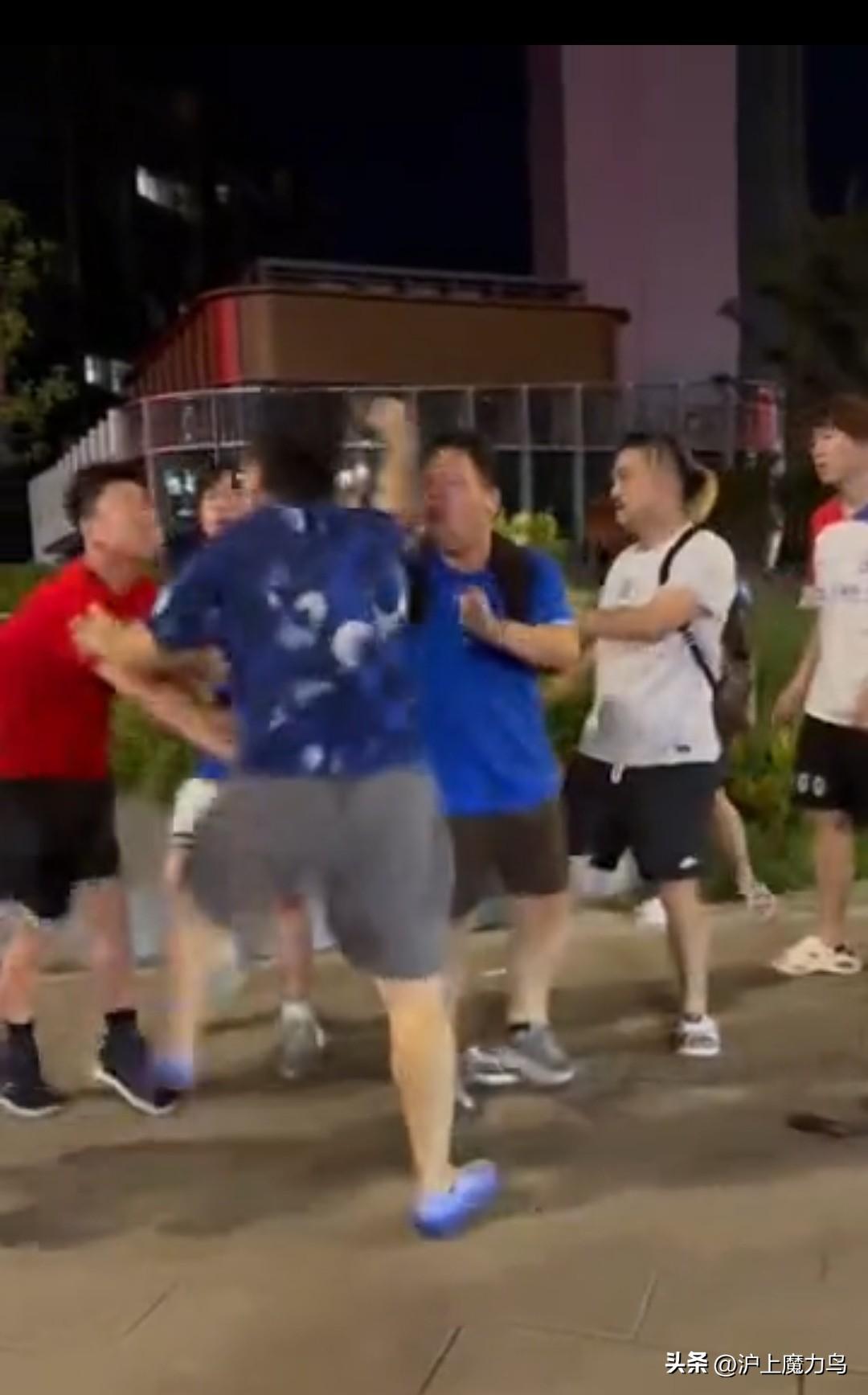 中超联赛本轮上海海港队2：0击败申花，带来两个好消息。
1.让海港从保级泥潭里爬