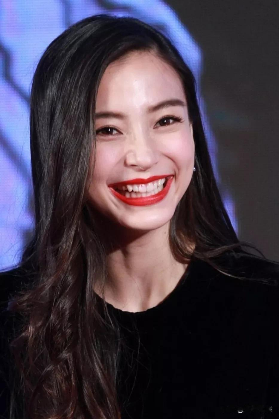 妈呀……杨颖这血盆大口，有点瘆人啊！