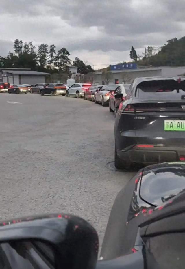 国庆高速充电大考：当1780万辆新能源车涌上高速