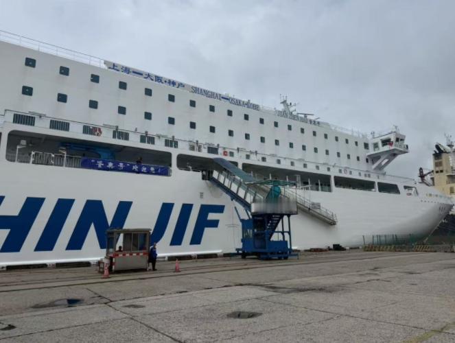 日本接连收到两个“坏消息”，高市早苗第一次这么紧张：两个“坏消息”：一是上海开往