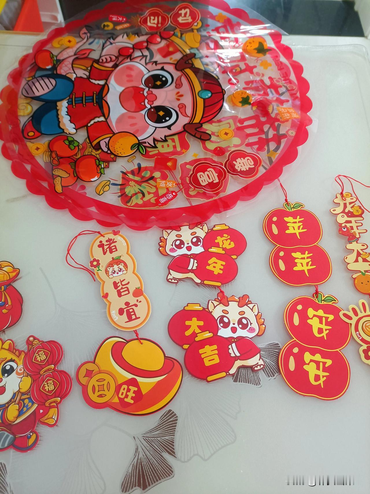 对子也贴好了，窗花也贴上了，家里该弄的也弄好了，坐等着过年了，祝所有的屏幕前友友