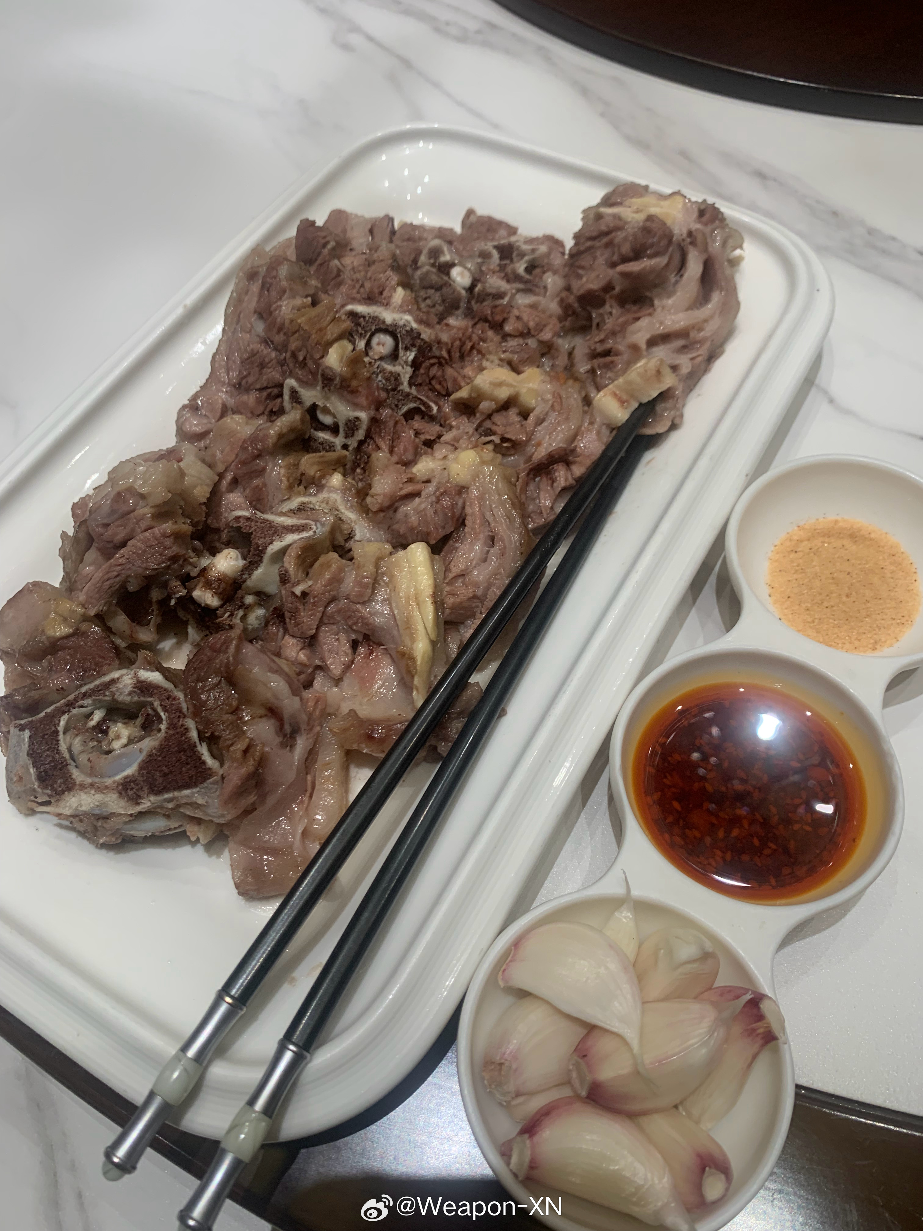 #兵器影像[超话]# 转眼又是金秋啊，风嗖嗖的降温啦，该吃羊肉了。伊兰楼的羊脖子