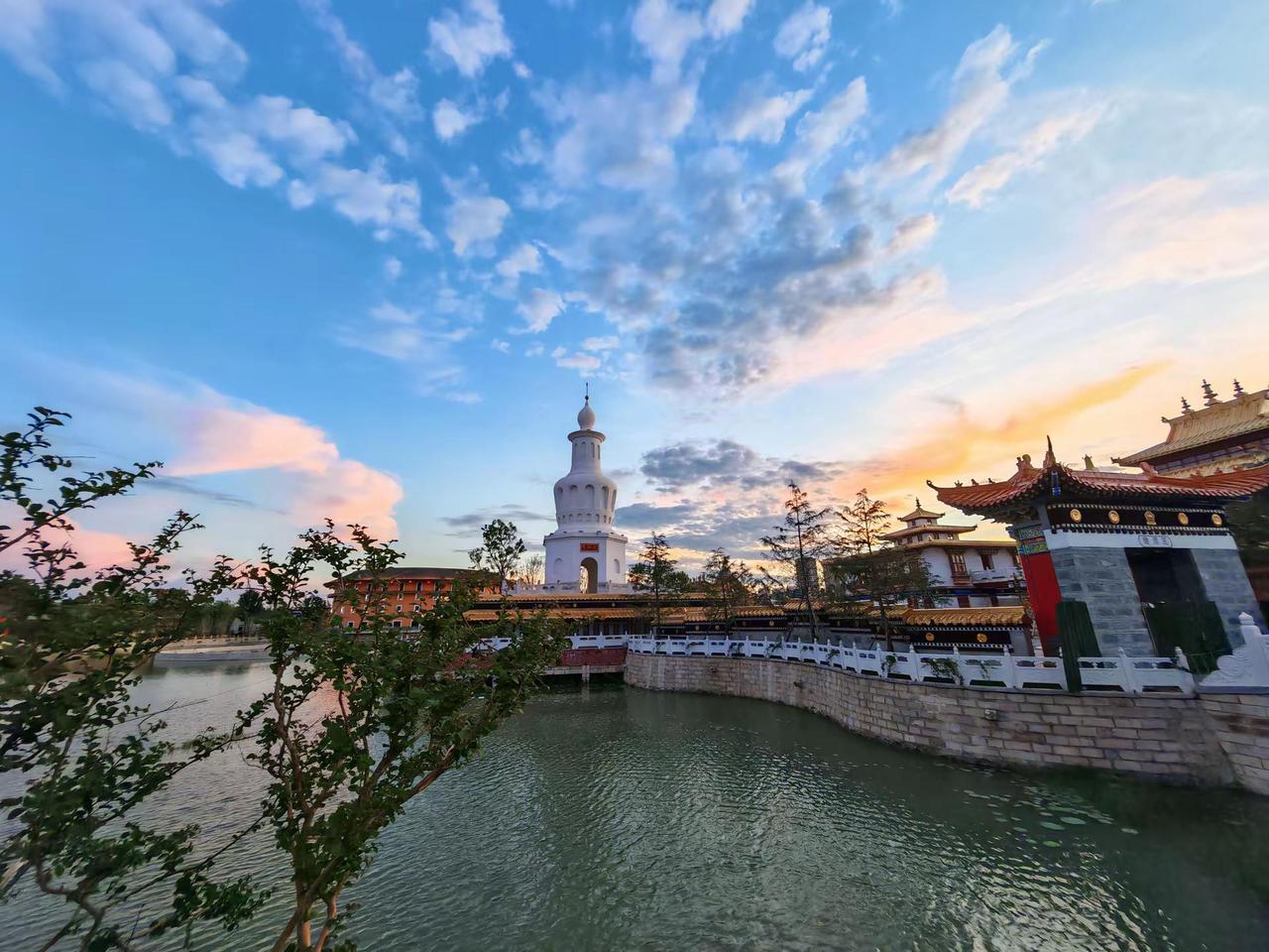 祥云湾里看祥云。云梦县的祥云湾文旅景区被漫天柔云轻轻裹住，橙粉交织的霞光铺在檐角