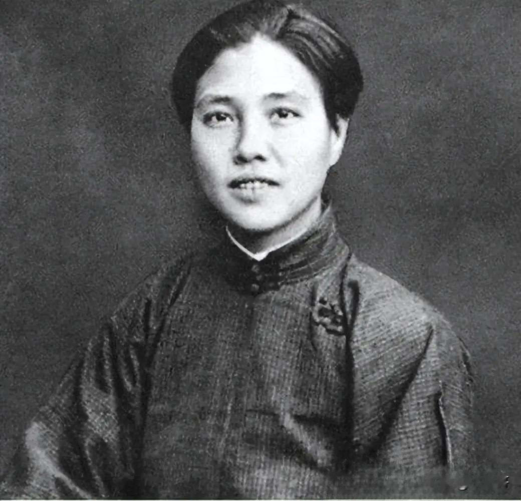 她是我党唯一女创始人，用生命践行革命信仰，33岁壮烈牺牲。
 向警予出身湖南富商