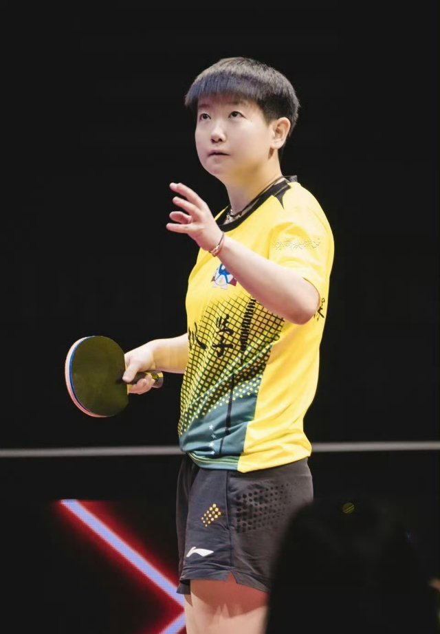 孙颖莎拍摄间歇都想练球 凭努力凭天赋凭她自己一拍一拍打出来的成绩！ 