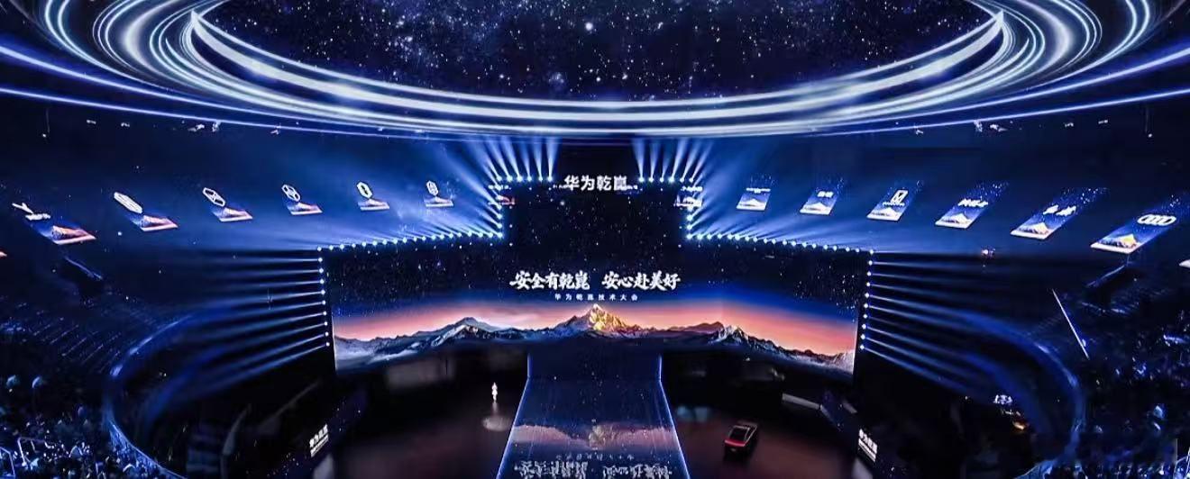 车圈史无前例的共识 逛北京车展，你注意到那道风景线了吗？展馆外巨幅广告连成排，红