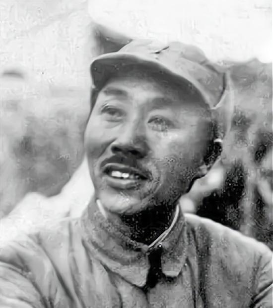 1940年秋，太行山黄崖洞兵工厂内，刘鼎正对着日军掷弹筒苦思。这不到3公斤的铁家