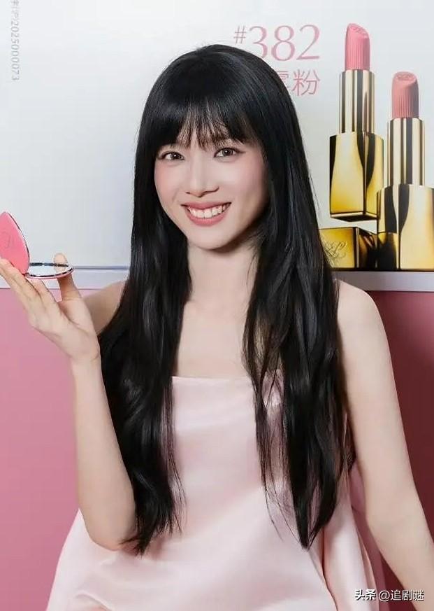 李思潼，她给雅诗兰黛拍大片，我愣是盯着屏幕看了三遍，心里直犯嘀咕：这谁啊？跟《给
