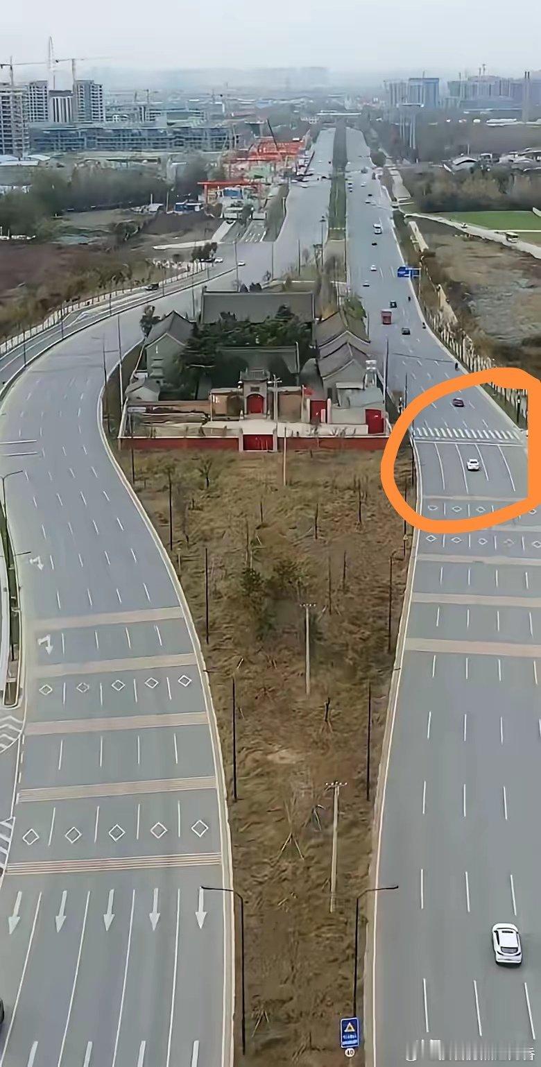 谁家这么牛逼，不仅公路给他让道，还得给他配属专用斑马线。 