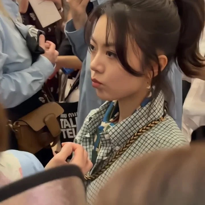 赵今麦走过头了这个赵今麦怎么这么可爱！赵今麦走过头的反应孩子走过头了就尴尬大笑可