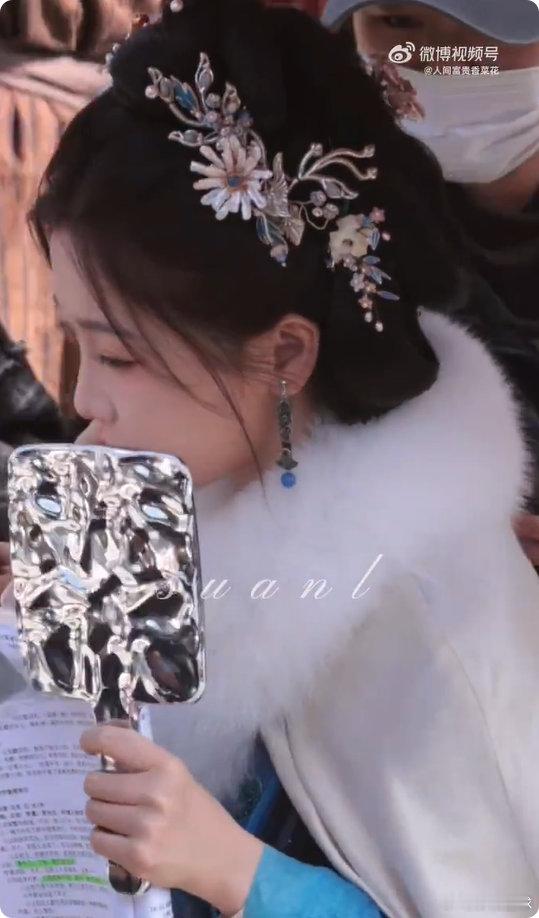 虞书欣自己补妆路透虞书欣云初令自己补妆虞书欣颜值真的能打！片场随手补妆都这么美，