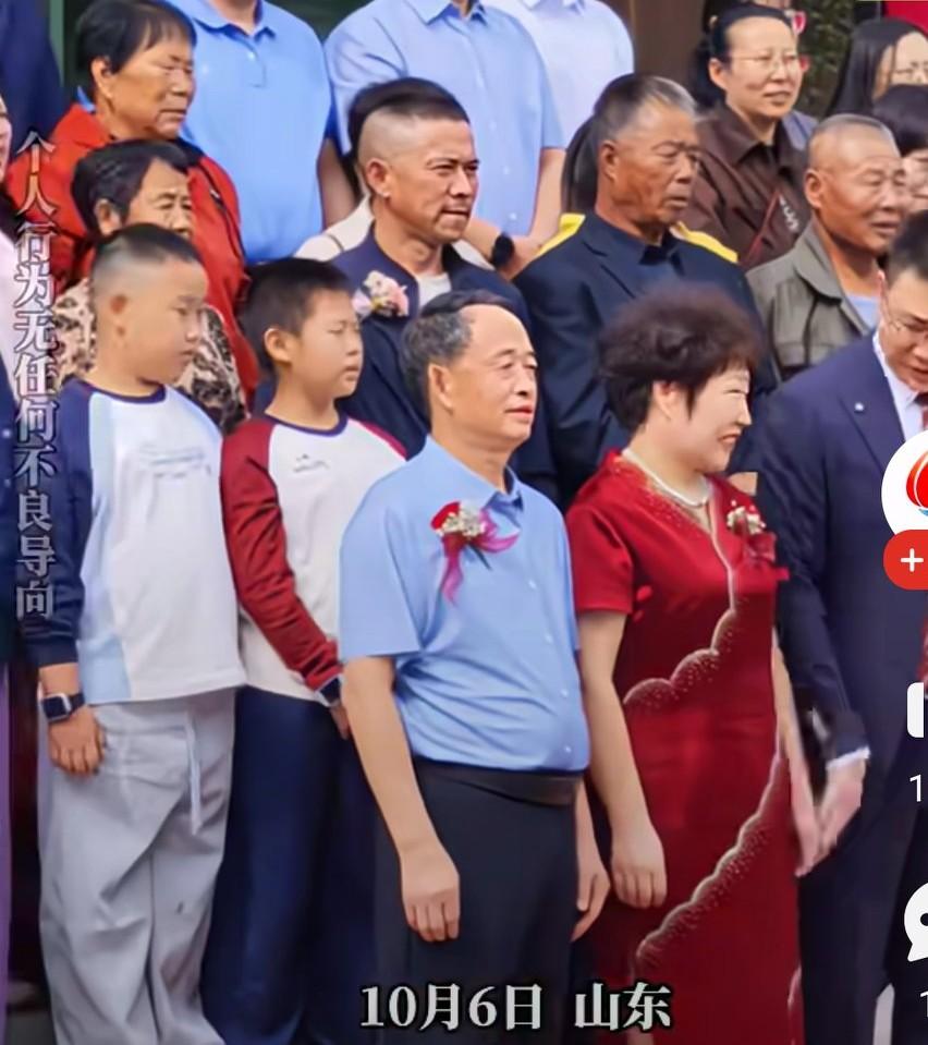喜婆婆本想牵儿子的手，一秒就被儿子甩开打了一巴掌，
喜婆婆哈哈大笑。
网友说，这