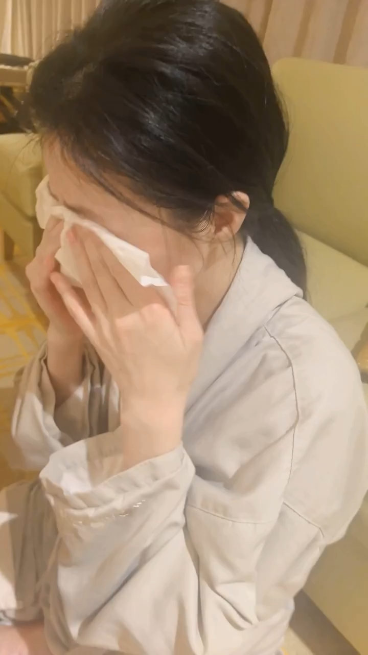 蒋欣微醺后又哭又笑的 蒋欣一边抹着眼泪说“好辛苦没吃饭”，一边又倔强强调“这样挺